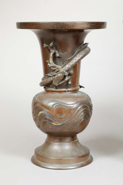 Paire de vases en bronze de patine brune,...