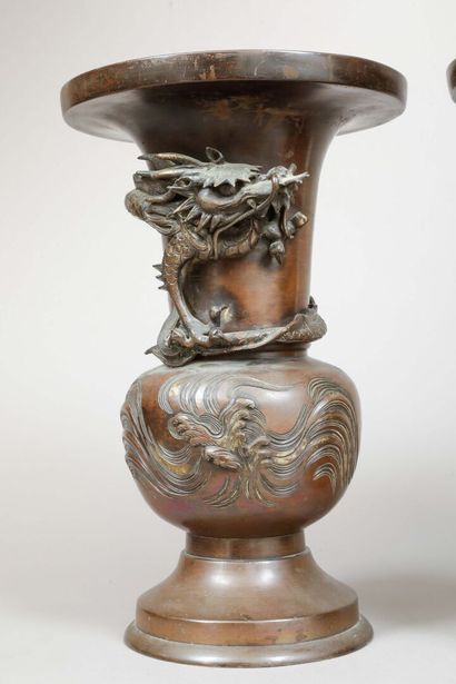 Paire de vases en bronze de patine brune,...