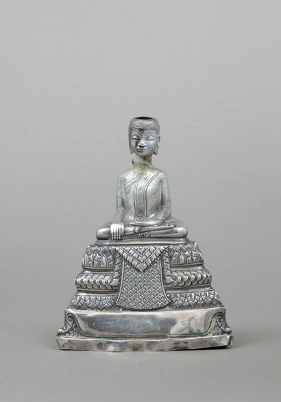 Bouddha en feuille de métal assis en méditation...