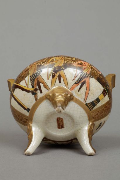 Brûle parfum couvert en porcelaine de Satsuma...