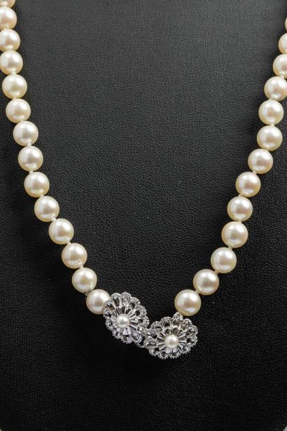 Joli collier de 73 perles de culture de dimension...