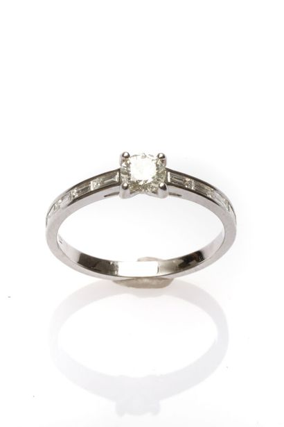 Bague or blanc, sertie d'un Diamant taille...