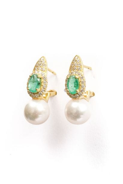 Very pretty pair of earrings in 18K yellow...