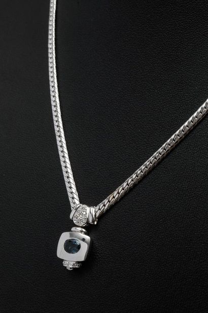Very pretty snake chain necklace in 18K white...