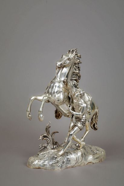Grand cheval en bronze argenté sur socle...