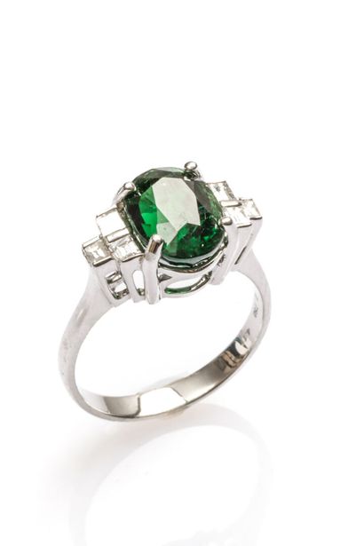 Bague de style Art Déco en or blanc 750 millièmes...