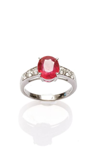 Bague en or blanc ornée d'un Rubis de taille...