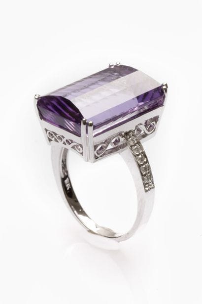Ring in 750 thousandths (18K) white gold...