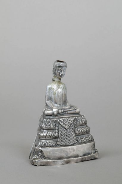 Bouddha en feuille de métal assis en méditation...