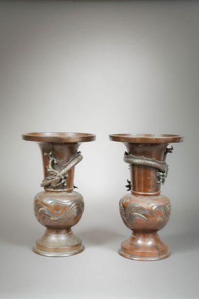 Paire de vases en bronze de patine brune,...