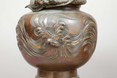 Paire de vases en bronze de patine brune,...