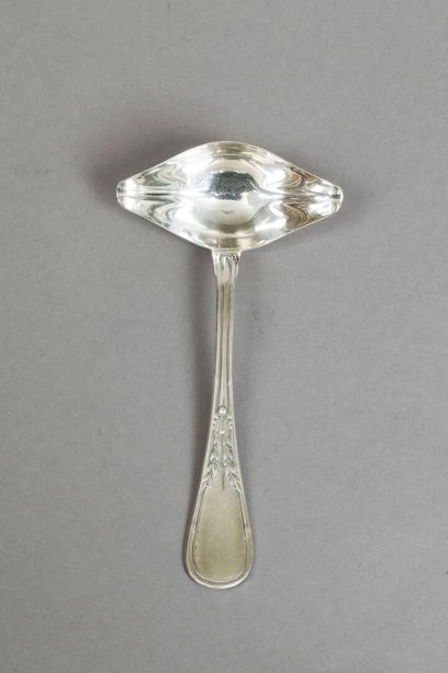 Cuillère à sauce ovale à 2 becs en argent....