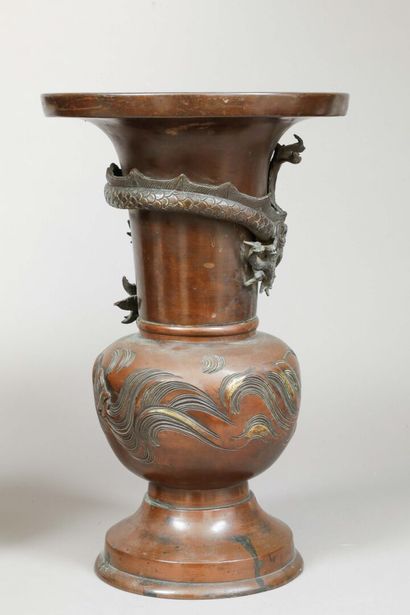 Paire de vases en bronze de patine brune,...