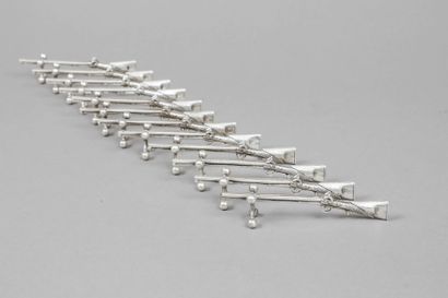 Série de 12 porte-couteaux en argent figurant...