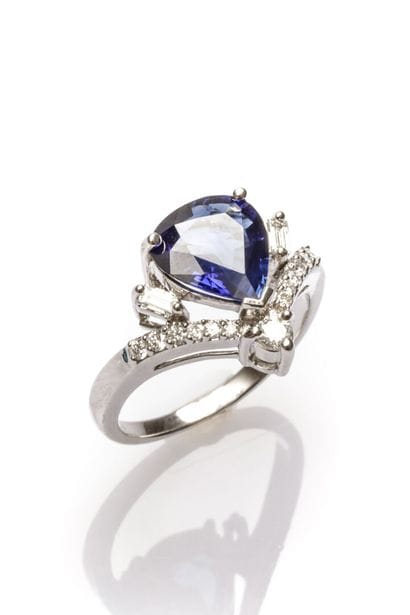 Cocktail ring in 18K white gold adorned with...