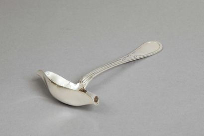 Cuillère à sauce ovale à 2 becs en argent....
