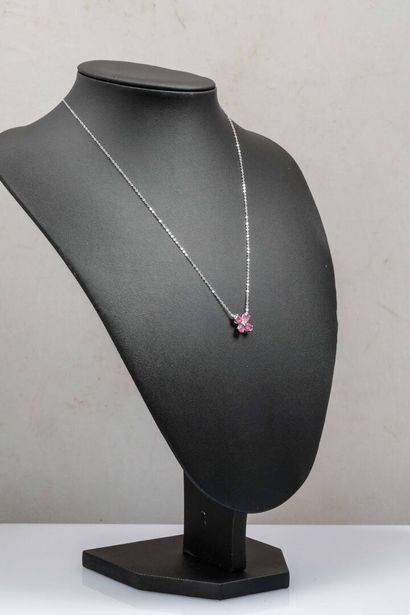 Collier en or blanc 750 millièmes (18K) orné...