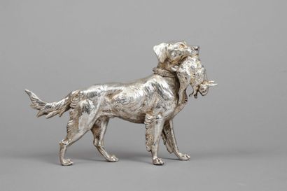 Chien en bronze argenté tenant un lièvre...
