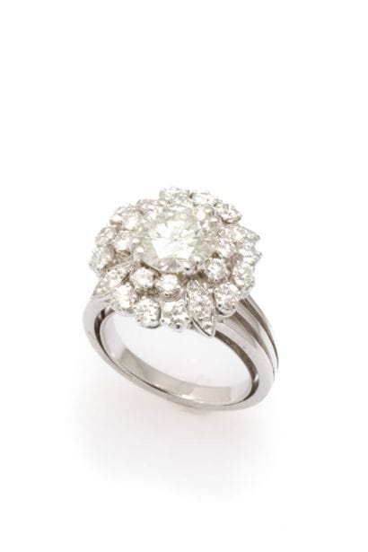 Important ring in 750 thousandths (18k) white...