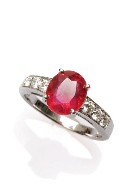 Bague en or blanc ornée d'un Rubis de taille...