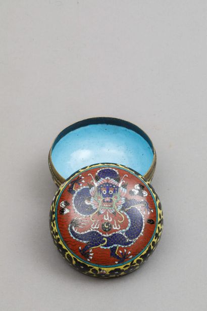 Boite lenticulaire en cuivre et émaux cloisonnés...