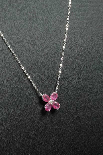 Collier en or blanc 750 millièmes (18K) orné...