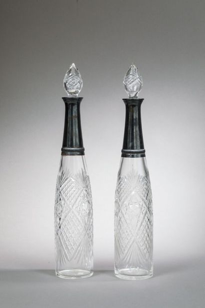 Paire de carafes à liqueur avec leur bouchon,...