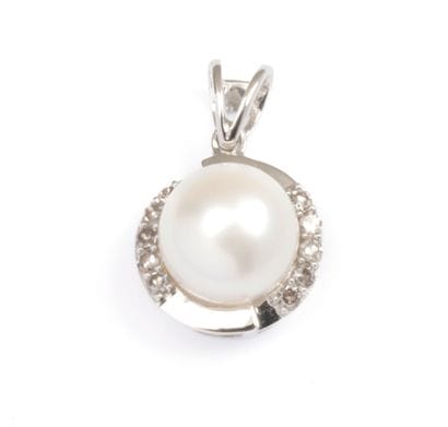 18K white gold pendant set with a freshwater...