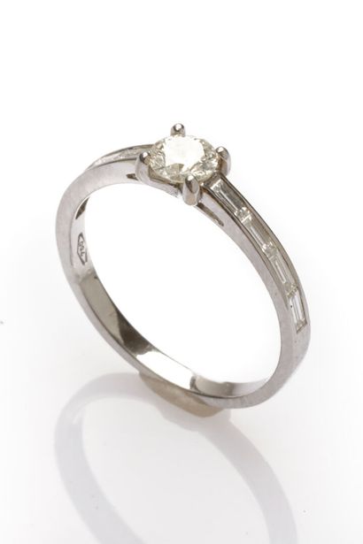 Bague or blanc, sertie d'un Diamant taille...