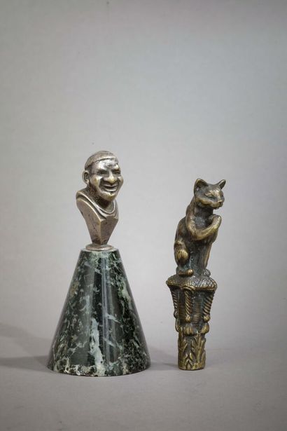 Set comprising:
-Bronze cane knob featuring...