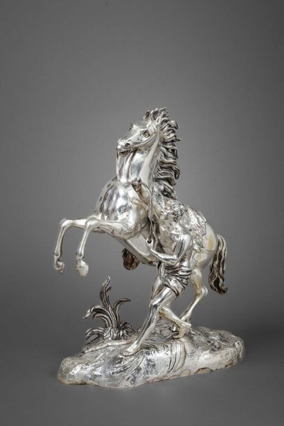 Grand cheval en bronze argenté sur socle...