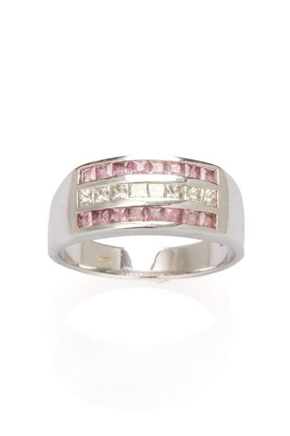 18K white gold ring set with a line of 8...