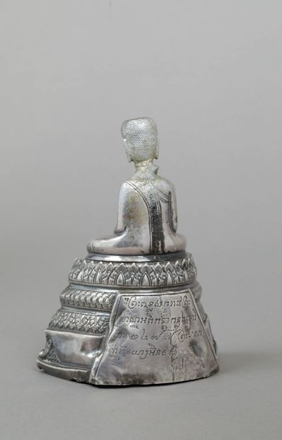 Bouddha en feuille de métal assis en méditation...