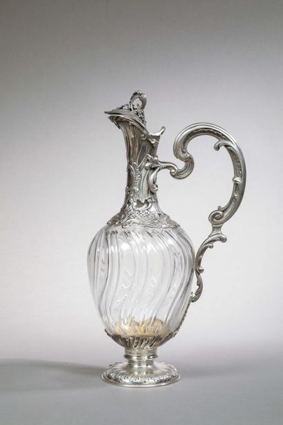 Aiguière en cristal et argent, elle repose...