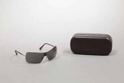 Louis VUITTON
Pair of sunglasses with box.
Provenance:...