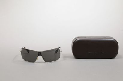Louis VUITTON
Pair of sunglasses with box.
Provenance:...