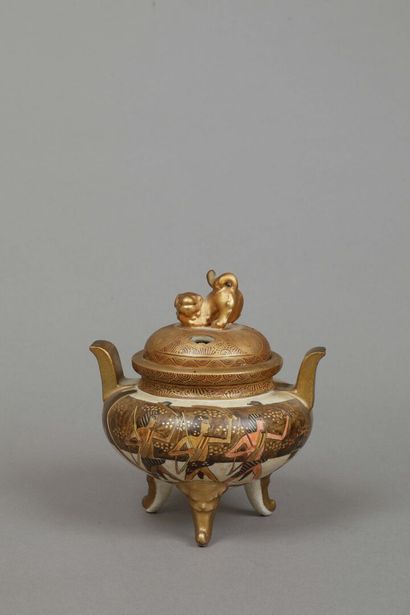 Brûle parfum couvert en porcelaine de Satsuma...