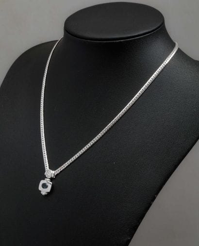 Very pretty snake chain necklace in 18K white...