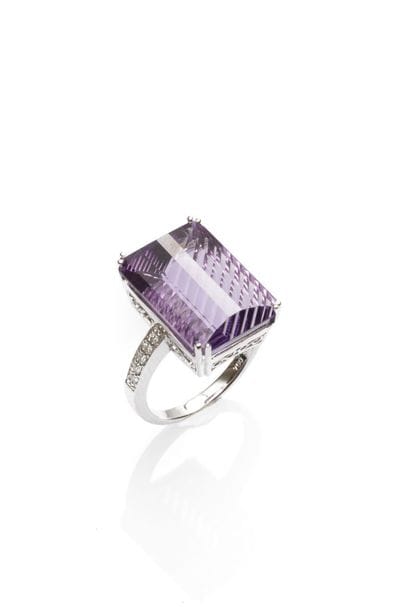 Ring in 750 thousandths (18K) white gold...