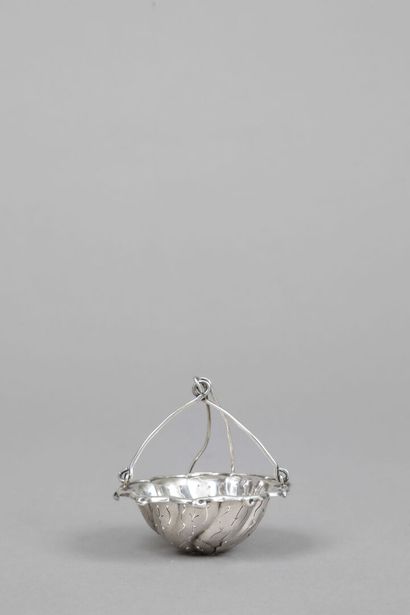 Passe-thé en argent.
Poids: 17g