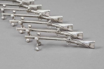 Série de 12 porte-couteaux en argent figurant...
