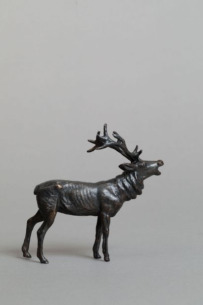 Petit cerf bramant en bronze à patine brune.
10...