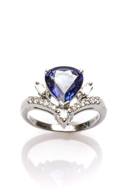 Cocktail ring in 18K white gold adorned with...