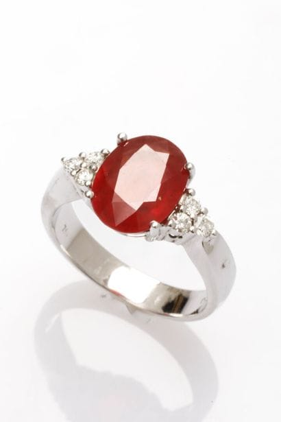 750 thousandths (18K) white gold ring set...