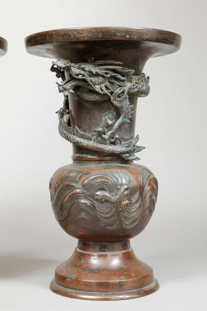 Paire de vases en bronze de patine brune,...