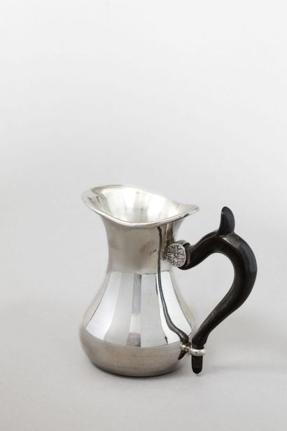 Petit pot à lait en argent à fond plat, corps...