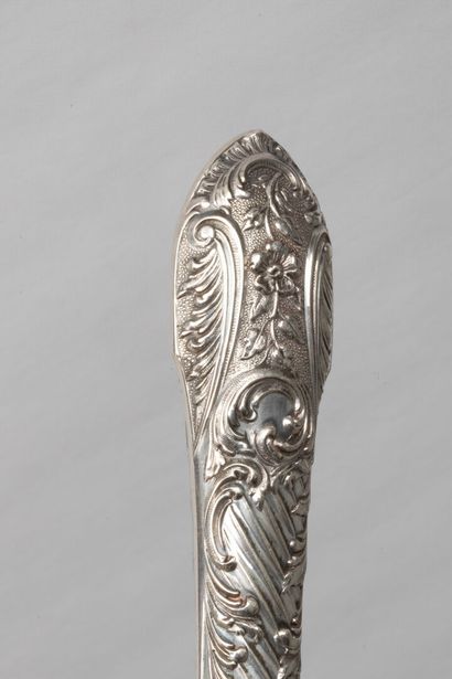 Cutting-edge pie server on silver handle...
