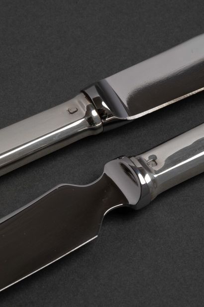 Butter knife and cheese knife, handles in...