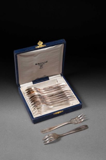 ERCUIS
Suite of 12 silver-plated oyster spoons,...