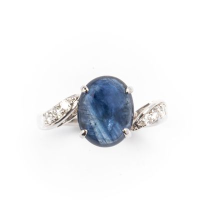 Ring in 750 thousandths (18k) white gold...